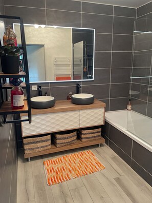 Shower, hair dryer, towels, soap - T4 with large terrace and view of nature and mountains, quiet, in Annecy le Vieux (Annecy)