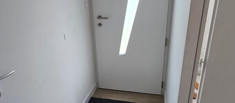 2-bedroom self-contained apartment sleeps 4 to 6, 20min from beach