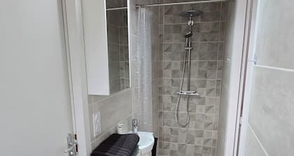 2-bedroom self-contained apartment sleeps 4 to 6, 20min from beach