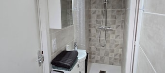 2-bedroom self-contained apartment sleeps 4 to 6, 20min from beach