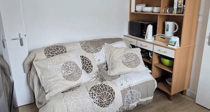 2-bedroom self-contained apartment sleeps 4 to 6, 20min from beach