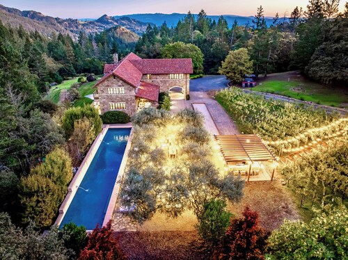 Luxury Private 38-Acre Calistoga Mansion - Pool, Vineyard, Amazing Views, Boccee