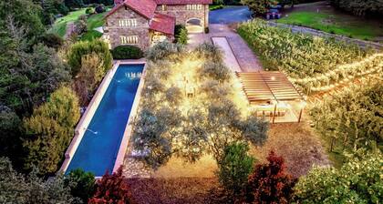 Luxury Private 38-Acre Calistoga Mansion - Pool, Vineyard, Amazing Views, Boccee