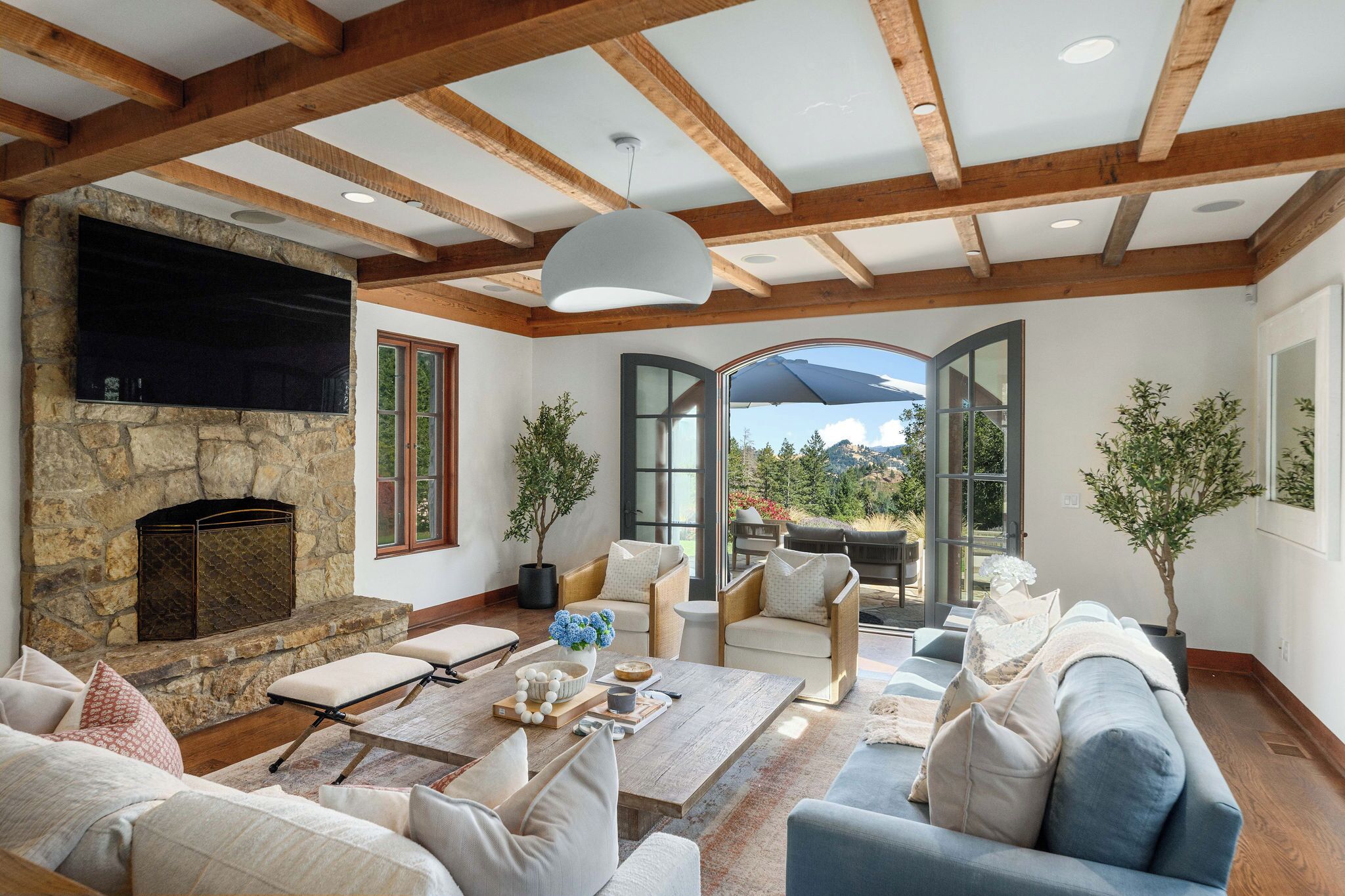 Een smart-tv, een open haard, videogames en tafelvoetbal