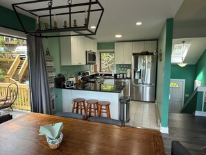 Four à micro-ondes, un four, surface de cuisson, lave-vaisselle