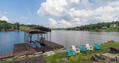 Freshly Renovated 4 BR Lake House, 2 Docks, Free Kayaks, 2 Fire Pits