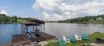Freshly Renovated 4 BR Lake House, 2 Docks, Free Kayaks, 2 Fire Pits