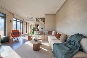 Condo Prestige, balcon, vue sur la ville | Literie de qualité, décor unique, ameublement unique, bureau