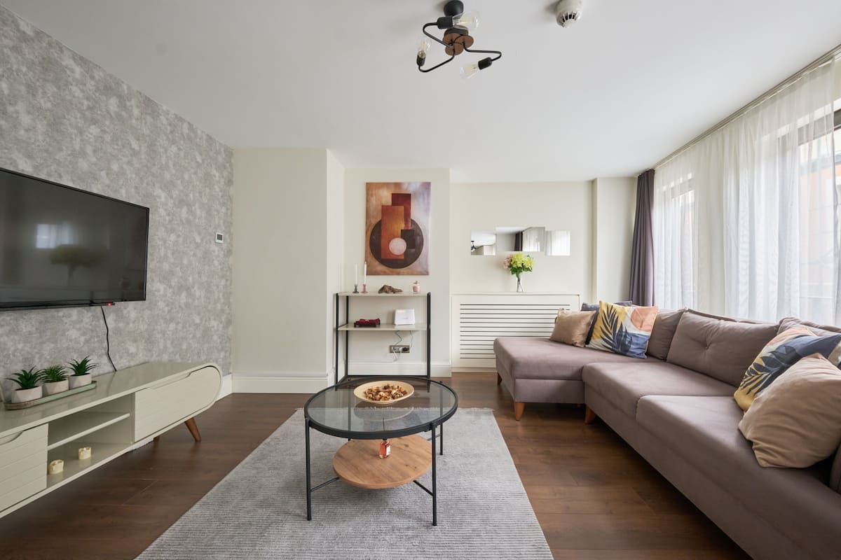 Deluxe Duplex, 1 Bedroom, Balcony | Desk, laptop workspace, blackout drapes, soundproofing