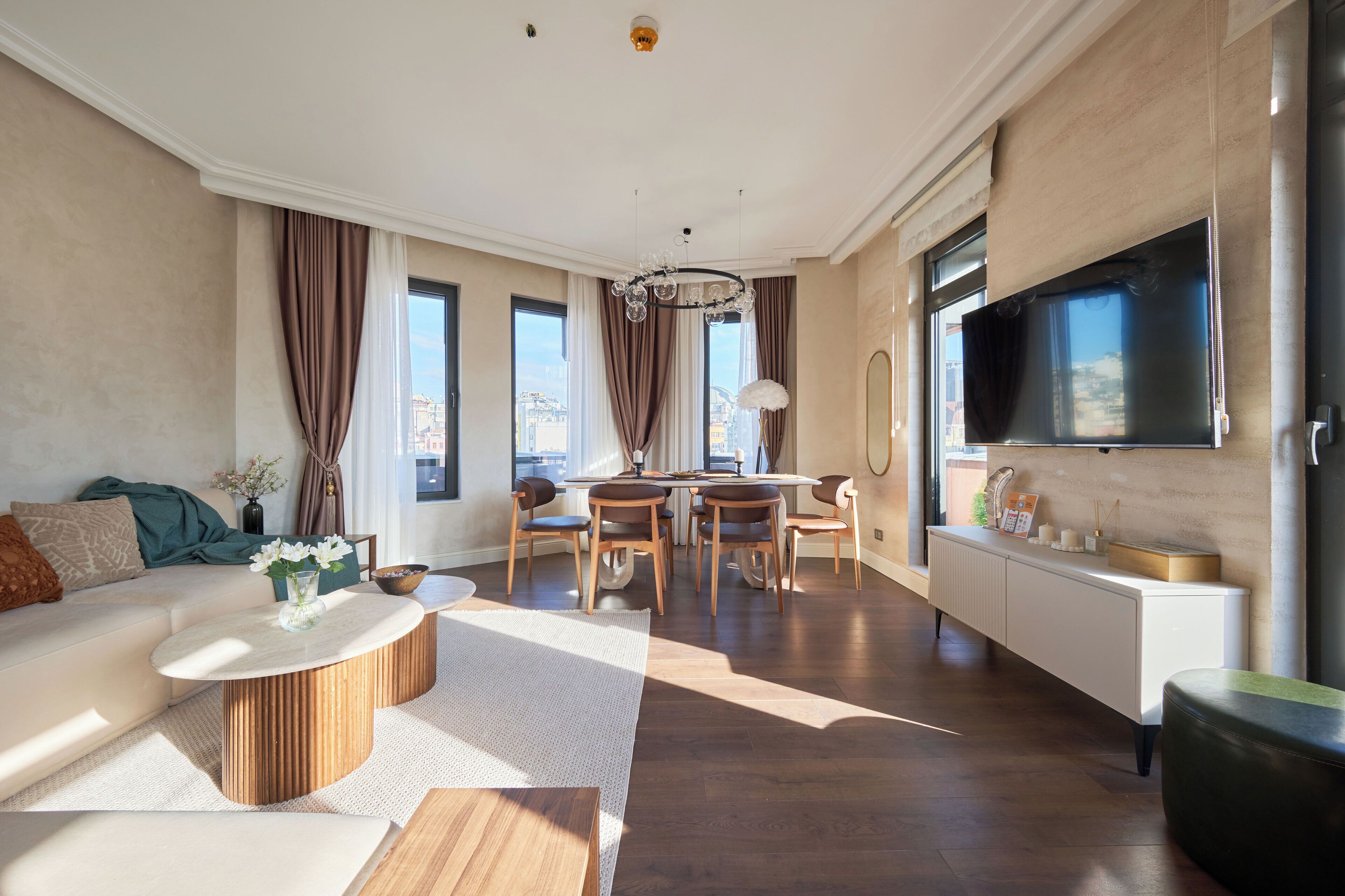 아파트, 발코니, 시내 전망 | 고급 침구, 각각 다른 스타일의 인테리어, 각각 다르게 가구 비치, 책상