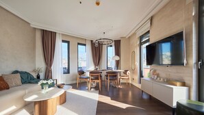 Premium appartement, balkon, uitzicht op de stad | Luxe beddengoed, een bureau, verduisterende gordijnen