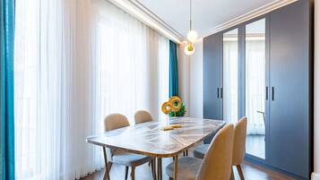 Apartamento luxo, 1 quarto | Área de estar | TV de tela plana 50 polegadas com canais via satélite, TV, Netflix
