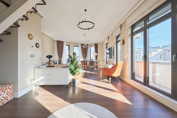 Apartamento, sacada, vista para a cidade | Individualmente decorados, individualmente mobiliados, escrivaninha