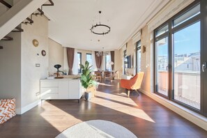 Departamento, balcón, vista a la ciudad | Ropa de cama de alta calidad y decoración personalizada