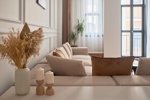 Departamento de lujo, 1 habitación, balcón, vista a la ciudad | Sala de estar | Televisión de pantalla plana