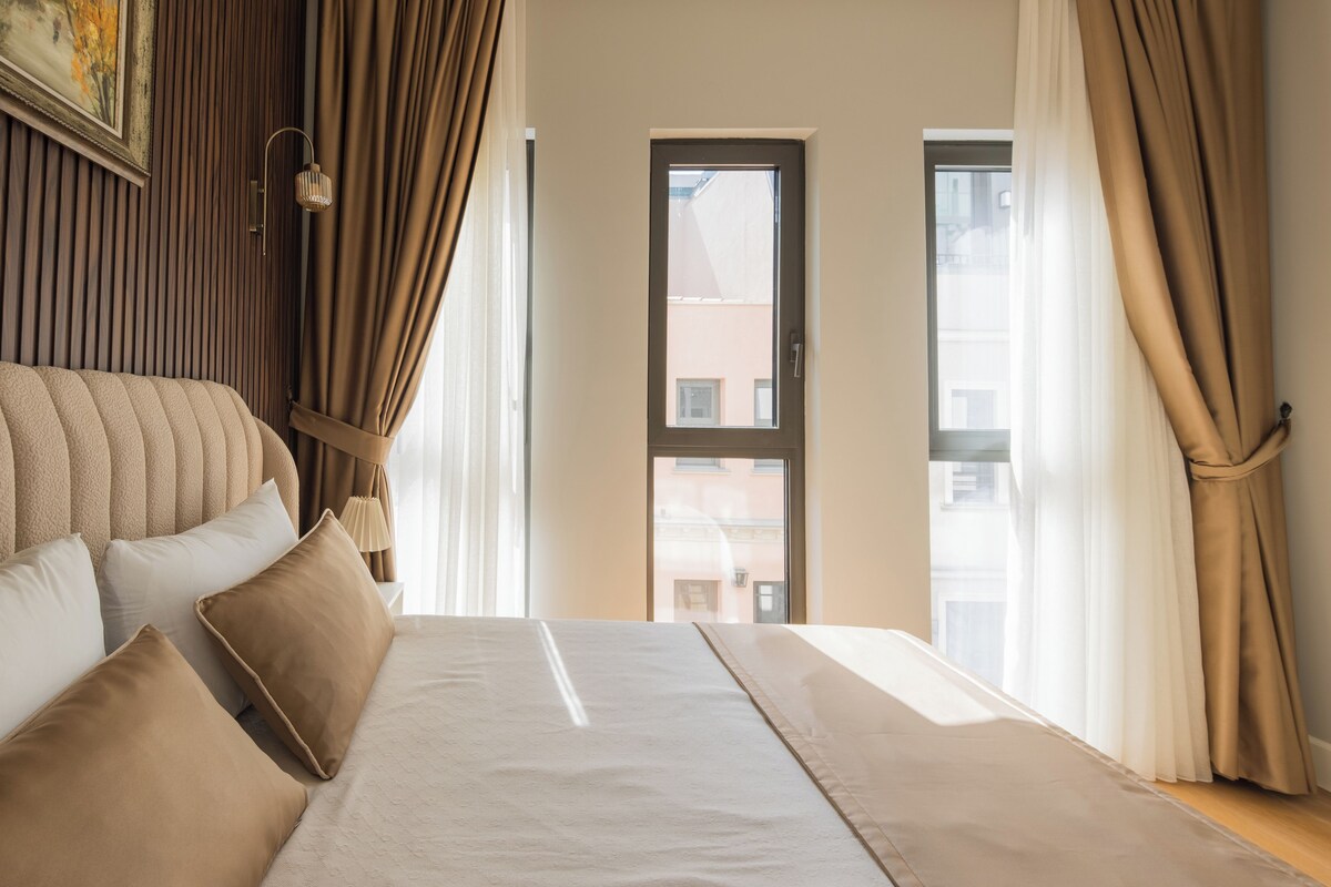 Departamento Confort, 1 cama King size y sofá cama, vista a la ciudad | Ropa de cama de alta calidad, camas con efecto memoria y escritorio 