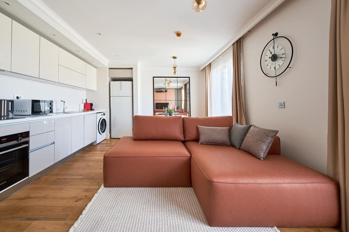 Apartamento superior, balcón, vistas a la ciudad | Ropa de cama de alta calidad, escritorio, cortinas opacas