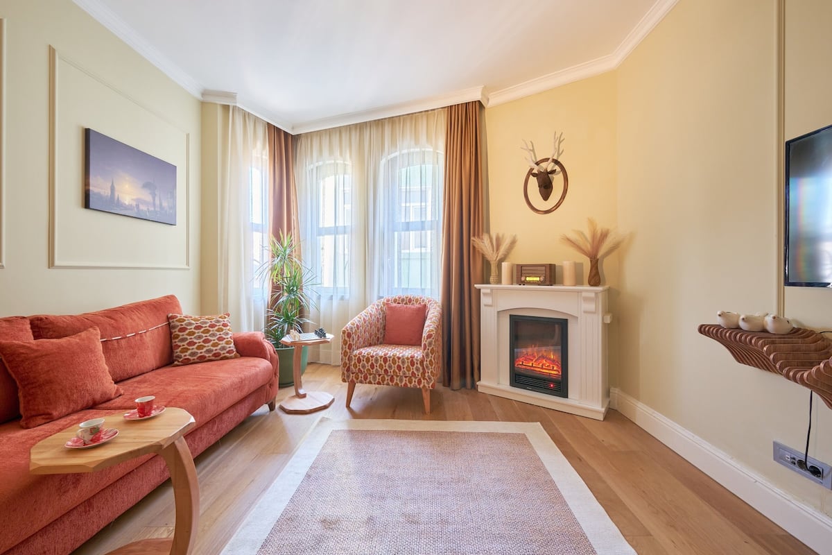 Classic Apartment, 1 Bedroom, Patio | Desk, laptop workspace, blackout drapes, soundproofing
