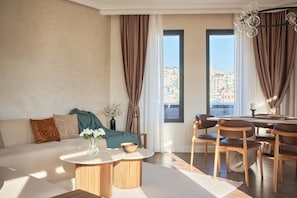 Condo Prestige, balcon, vue sur la ville | Aire de séjour | Téléviseur à écran plat, Netflix, planchers chauffants