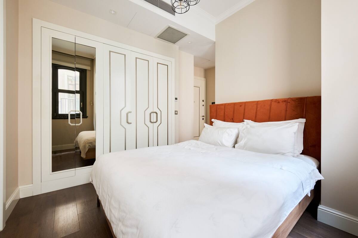 Estudio City, 1 cama doble con sofá cama | Ropa de cama de alta calidad, escritorio, cortinas opacas