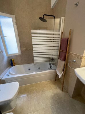 Bidet, Handtücher, Seife, Toilettenpapier