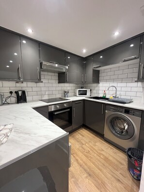 Een koelkast, een microgolfoven, een oven, een kookplaat