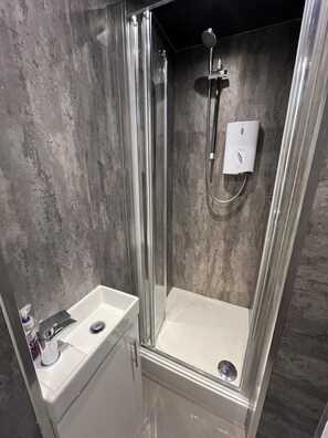 Douche, sèche-cheveux, serviettes fournies, papier toilette