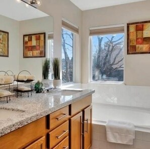 ヘアドライヤー、タオル、石鹸、トイレットペーパー