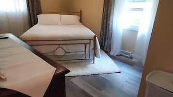 2 habitaciones, escritorio y tabla de planchar con plancha