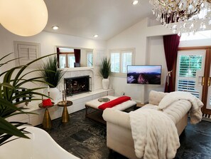 Smart TV, chimenea, videojuegos y monitor de computadora 