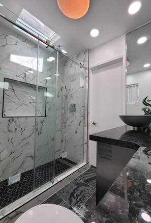 Whirlpool, Haartrockner, Handtücher, Seife