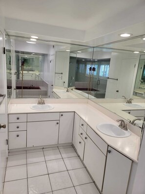 Jetted bath, hair dryer, towels, soap