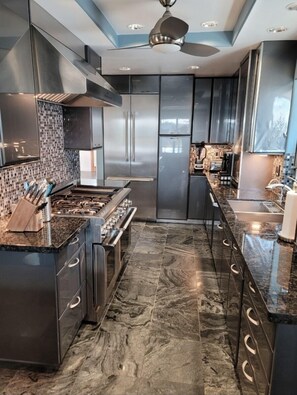 Fridge, microwave, oven, stovetop - Luxury Ocean View Townhouse with Rooftop Deck & Jacuzzi (Hermosa Beach)