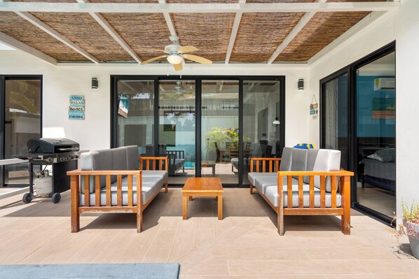 Terrace/patio - Stylish Modern Home with a Tranquil Outdoor Oasis, Spacious Open Floor Plan, and Private Swimming Pool (Tempate)