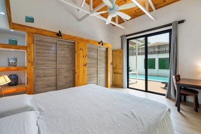 時尚現代家居,擁有寧靜的戶外綠洲、寬敞的開放式平面設計和私人游泳池