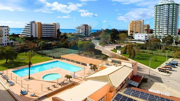 A hotel with a swimming pool, a tennis court, and a parking area. - PRAIA DA ROCHA - PARAISO SOL II (Portimão)