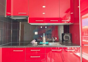 Kühlschrank, Mikrowelle, Ofen, Herdplatte