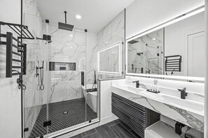 Shower, hair dryer, bidet, towels - Welcome to The Renaissance House  Stylish retreat in the heart of Houston! (Houston)