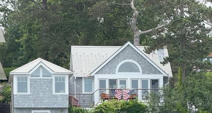 Charming 1-bedroom seaside cottage in enchanting Marblehead with WiFi, AC