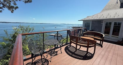 Charming 1-bedroom seaside cottage in enchanting Marblehead with WiFi, AC