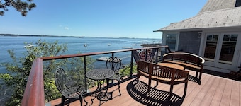 Charming 1-bedroom seaside cottage in enchanting Marblehead with WiFi, AC