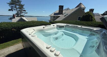Charming 1-bedroom seaside cottage in enchanting Marblehead with WiFi, AC