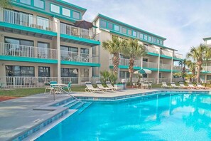 Outdoor pool - Charming 1-bedroom resort with WiFi, AC in peaceful Panama City Beach (Panama City Beach)