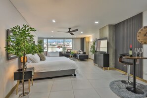 Appartamento Superior, 1 letto king, balcone, vista città | Una scrivania, postazione laptop, Wi-Fi gratuito, lenzuola