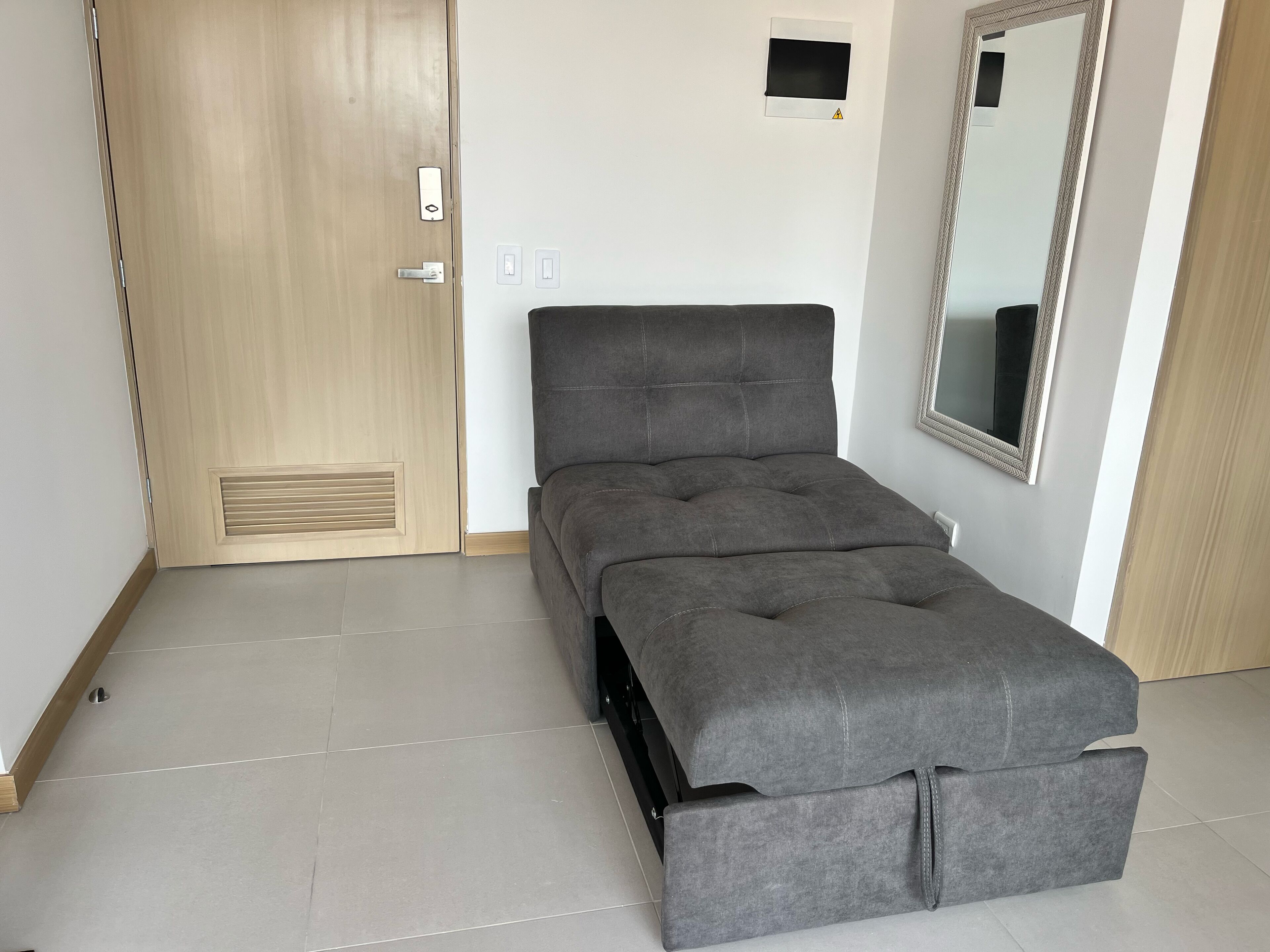 Căn hộ phong cách cổ điển, quang cảnh thành phố | Bàn, khu vực làm việc phù hợp cho laptop 