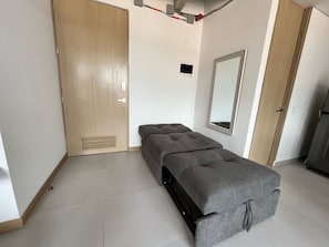 Apartamento clásico, vistas a la ciudad | Escritorio, espacio para trabajar con un portátil, wifi gratis
