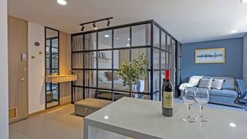 Apartemen Desain, 1 Tempat Tidur Queen dengan tempat tidur Sofa, pemandangan kota | Area keluarga | Printer