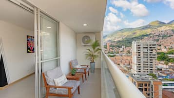 Superior appartement, 1 kingsize bed, balkon, uitzicht op de stad | Balkon