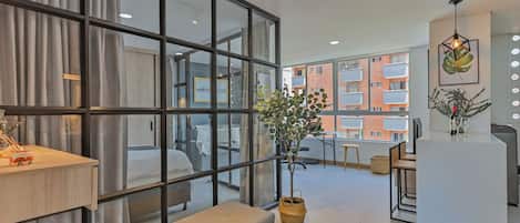 時尚公寓, 1 張加大雙人床及 1 張梳化床, 城市景 | 客廳 | 打印機