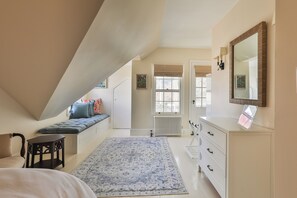 3 bedrooms, desk, iron/ironing board, free WiFi